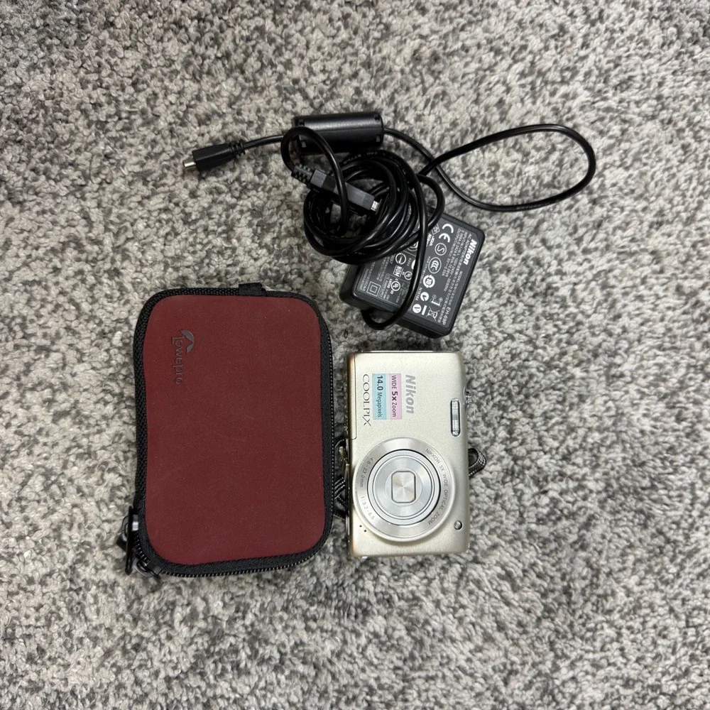 Nikon Coolpix Digital Camera Unisex OS Silver 14MP 5x Zoom S3100 Bundle Case